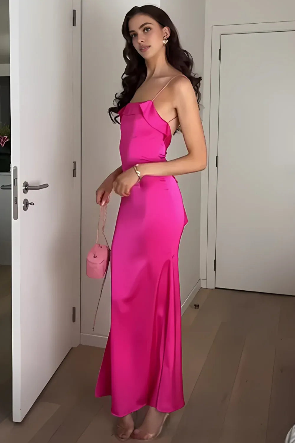 Robe de soirée longue fuchsia à bretelles spaghetti et dos nu